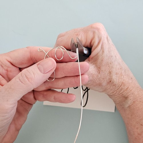 Margot Potter's Write On Necklace - , Contemporary Wire Jewelry, Wire Wrapping, Wrapping, Wire Wrapping Jewelry, Design, Bend wire down at a 90-degree angle.